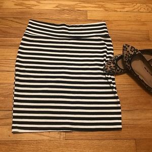 LuLaRoe B&W striped skirt!